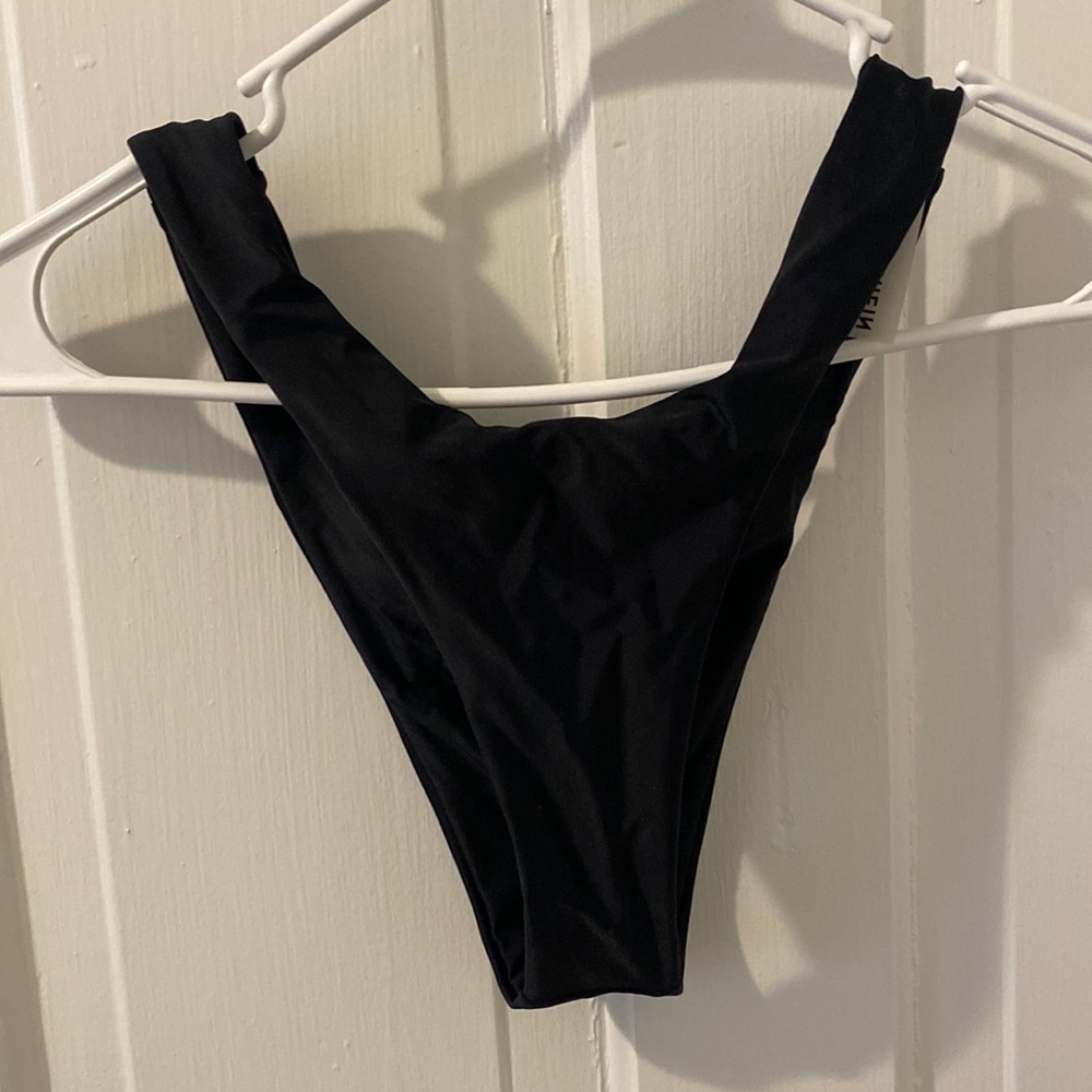 V cheeky bikini bottoms